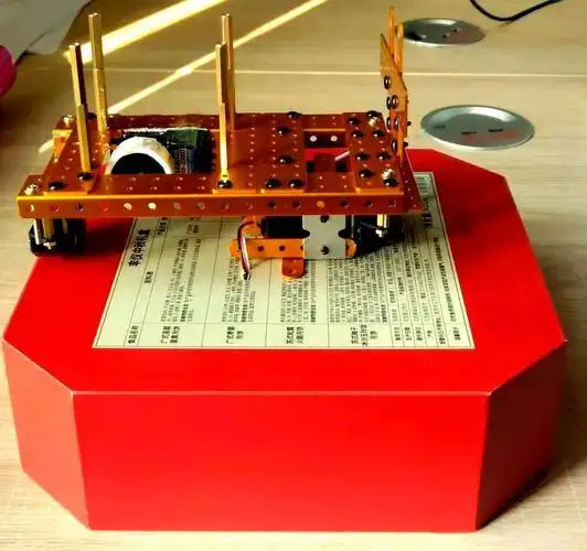 Metal gear steering servo.png